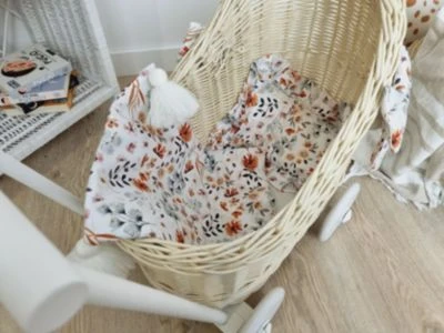 TinaForKids Puppenwagen Mit Bettwäscheset Aus Weiden Und Holz, Natur/Weiß – Bild 4