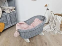 TinaForKids Puppenwiege Aus Weiden Mit Bettwäscheset, Puppenbett Grau/Rosa