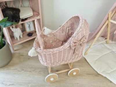 TinaForKids Puppenwagen Mit Bettwäscheset Aus Weiden Und Holz, Altrosa/Natur – Bild 2